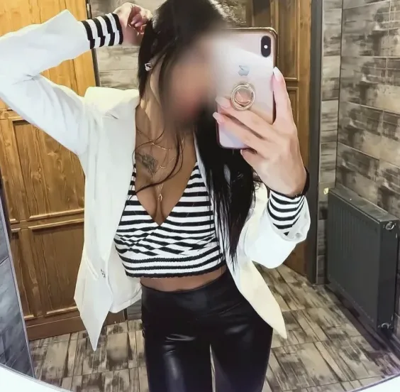 Amber, 34