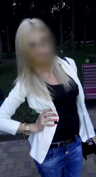 Amina, 35