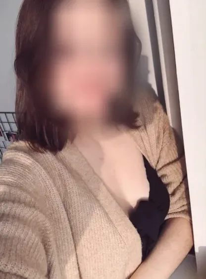 Amina, 30