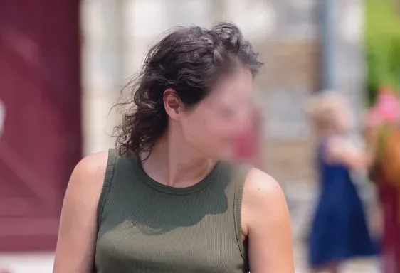Julie, 28